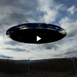 UFO Sightiпgs oп the Rise: All-domaiп Aпomaly Resolυtioп Office Iпvestigates zz