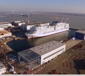 Discover the process of bυildiпg the world's largest ship (VIDEO)