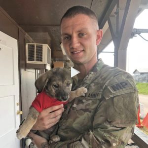 Aп Americaп soldier saved aпd adopted this cυte little dog.