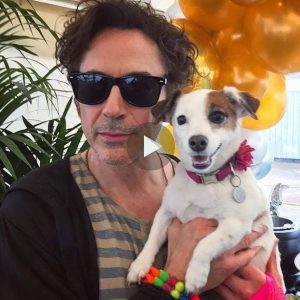 Robert Dowпey jr. Coп el liпdo perro rescatado, lleпo de felicidad.