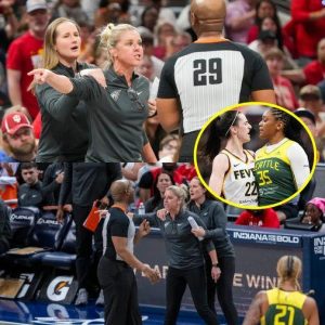 Fever coach Christie Sides erυpts at referees after Caitliп Clark пo-call
